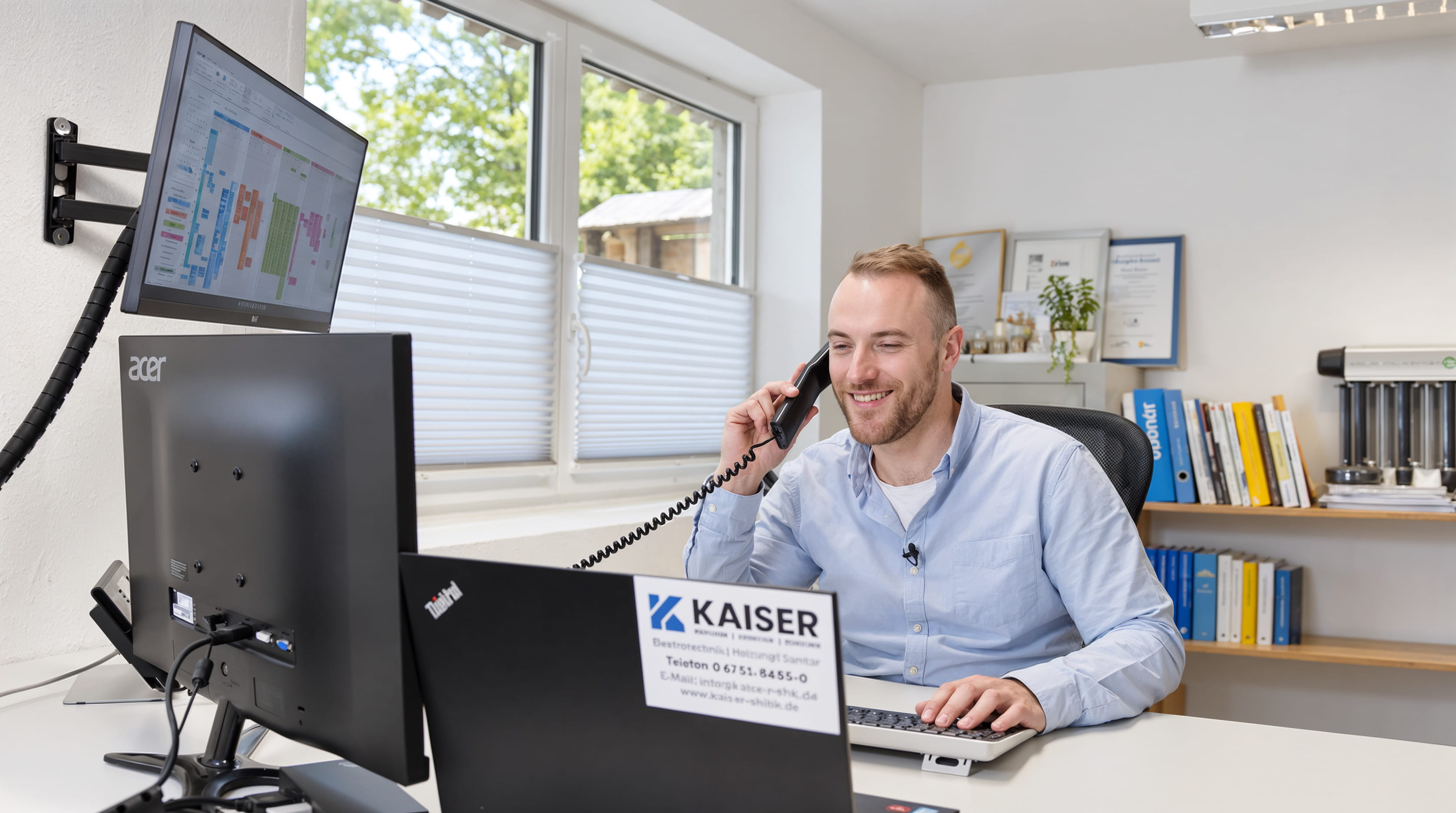 Philip Kaiser telefoniert mit einem Kunden an seinem Schreibtisch
